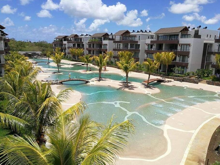 Wonderful Mont Choisy flat, huge lagoon pool Apartment in Trou-aux-Biches