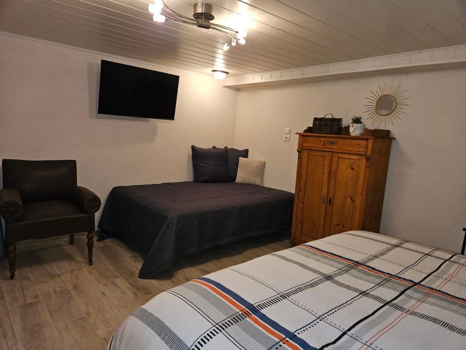 Photo of the whole room, Bedroom