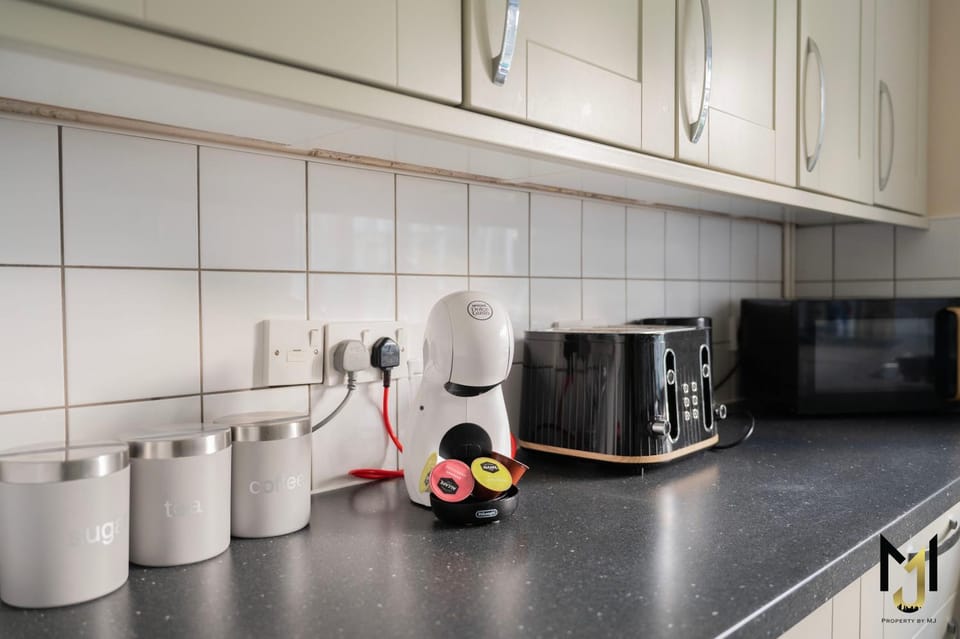 Spacious & Budget Friendly 5 Bed Home! House in Maidenhead