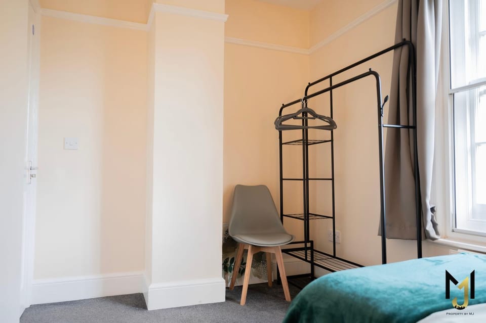 Spacious & Budget Friendly 5 Bed Home! House in Maidenhead