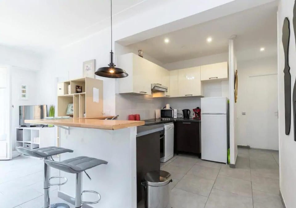 Kitchen or kitchenette, oven