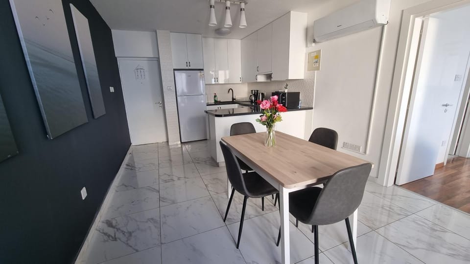 Kitchen or kitchenette, Seating area, Dining area, minibar, oven, pet friendly, stove