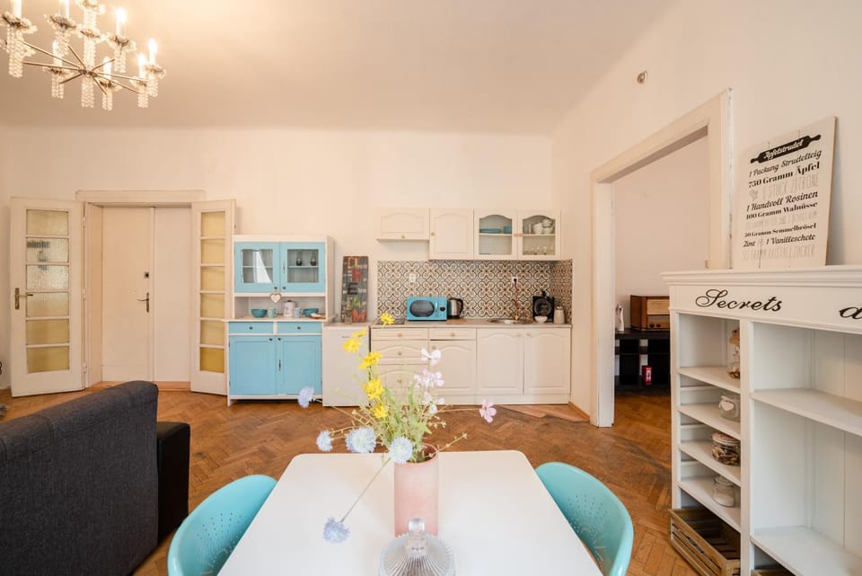 Coffee/tea facilities, Kitchen or kitchenette, Dining area, minibar