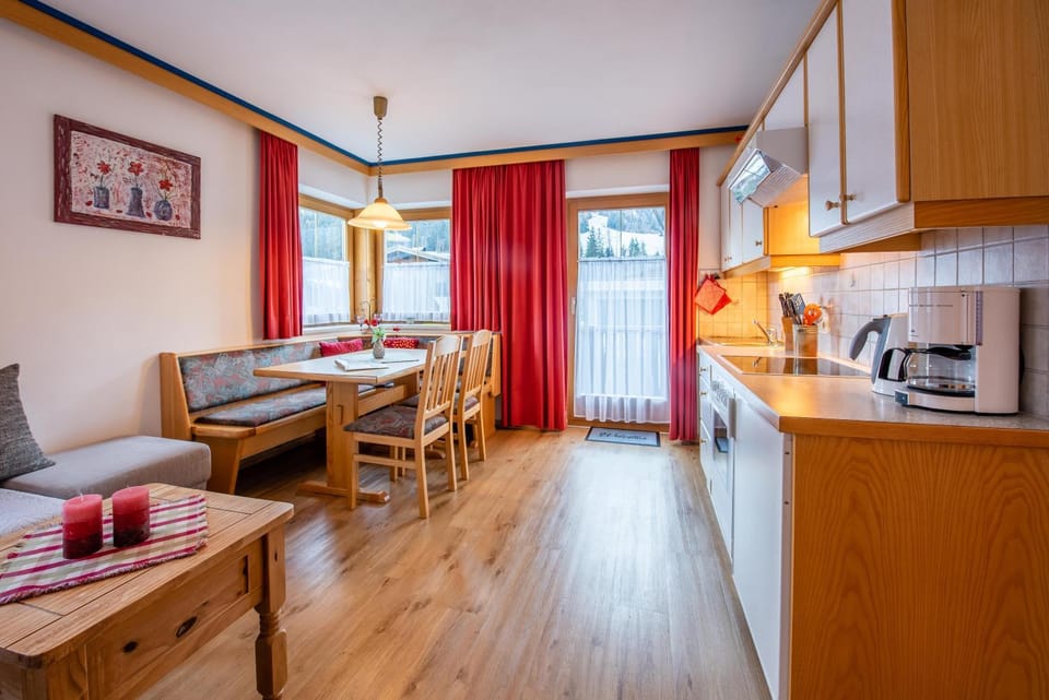 Kitchen or kitchenette, Living room, Seating area, Dining area, stove, toaster