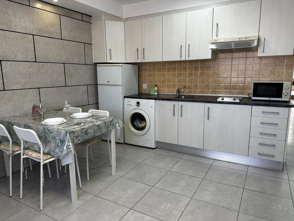 Dining area, oven, stove, washing machine