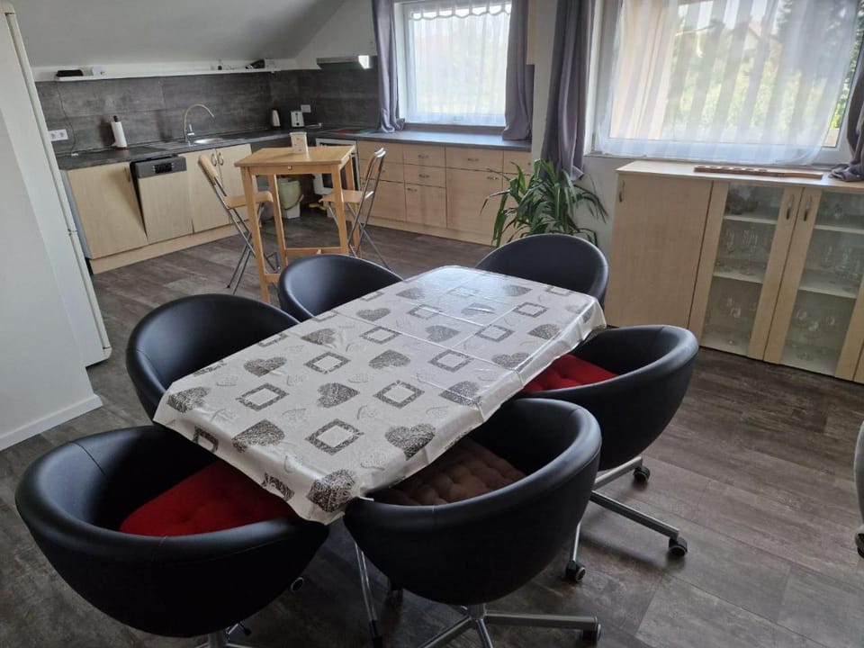 Kitchen or kitchenette, Seating area, Dining area