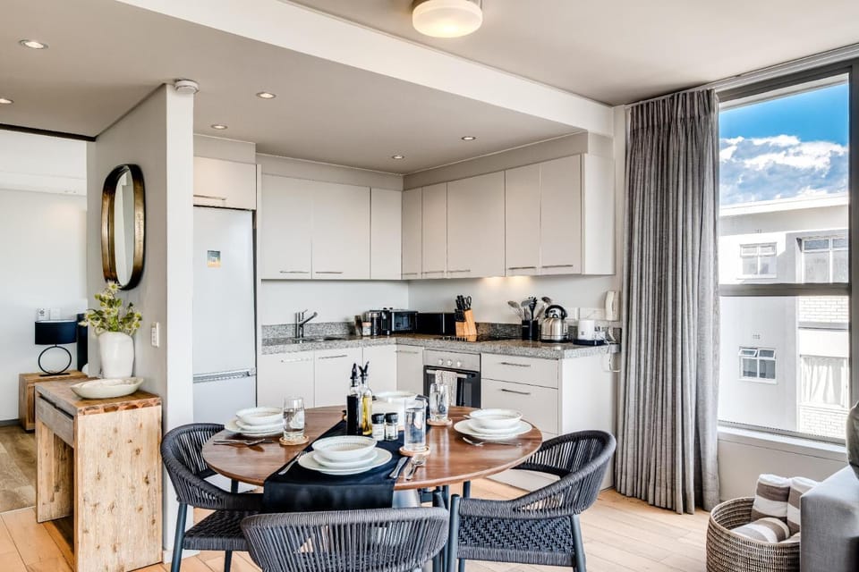 Coffee/tea facilities, Kitchen or kitchenette, Seating area, Dining area, stove, toaster