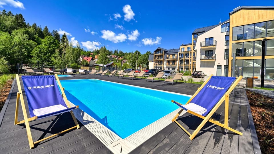 Day, Swimming pool