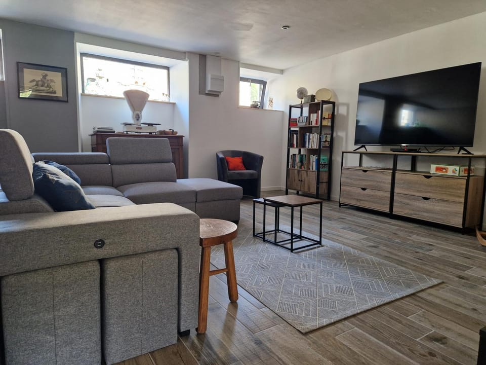 Communal lounge/ TV room, TV and multimedia, Seating area