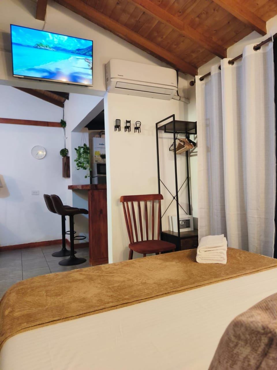 Bed, TV and multimedia, Bedroom