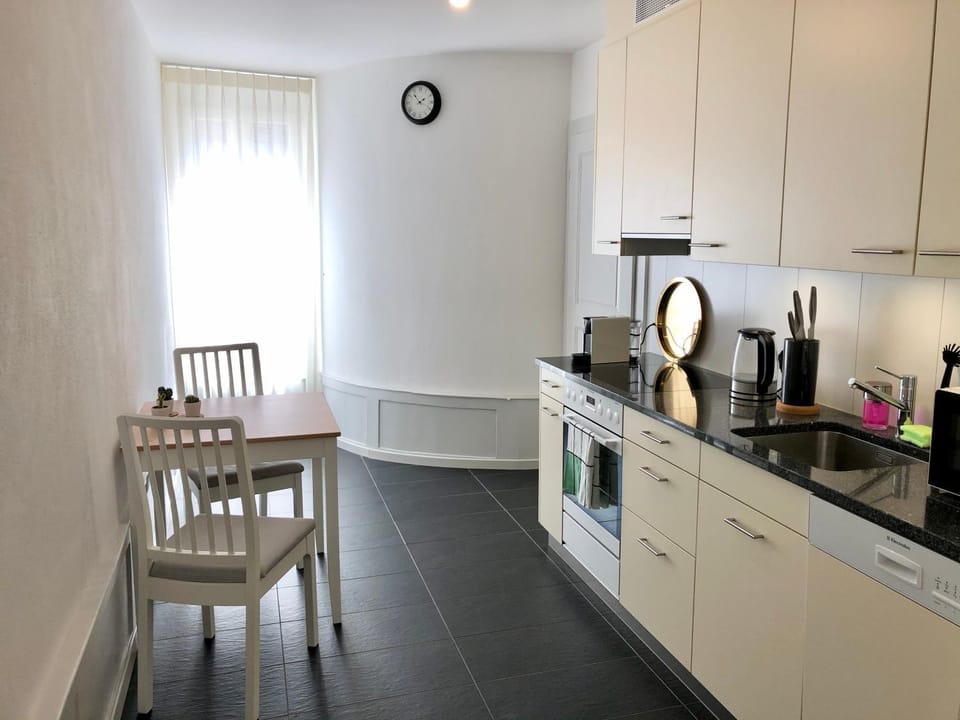 Coffee/tea facilities, Kitchen or kitchenette, Dining area, dishwasher, stove, toaster