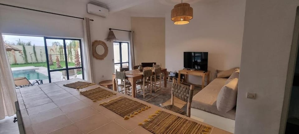 Communal lounge/ TV room, TV and multimedia, Living room, Seating area, air conditioner
