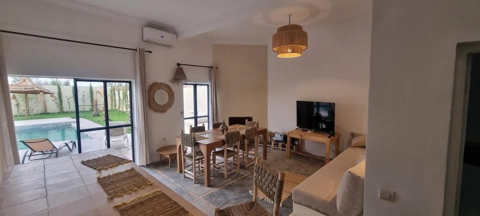 Communal lounge/ TV room, TV and multimedia, Living room, Seating area, Dining area, Pool view, Swimming pool, air conditioner