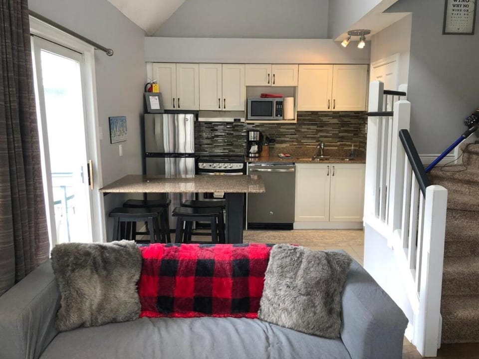 Blue Mountain Escape, WIFI, Base of North lift House in Grey Highlands