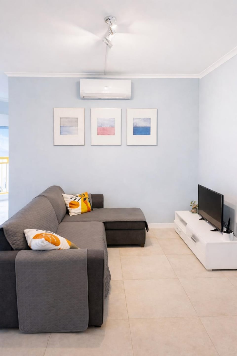 Communal lounge/ TV room, TV and multimedia, Living room, Seating area, Evening entertainment, air conditioner