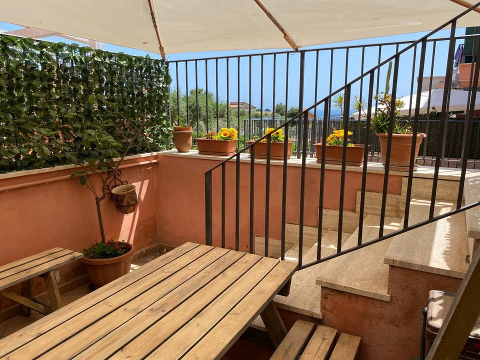 Restaurant/places to eat, Balcony/Terrace