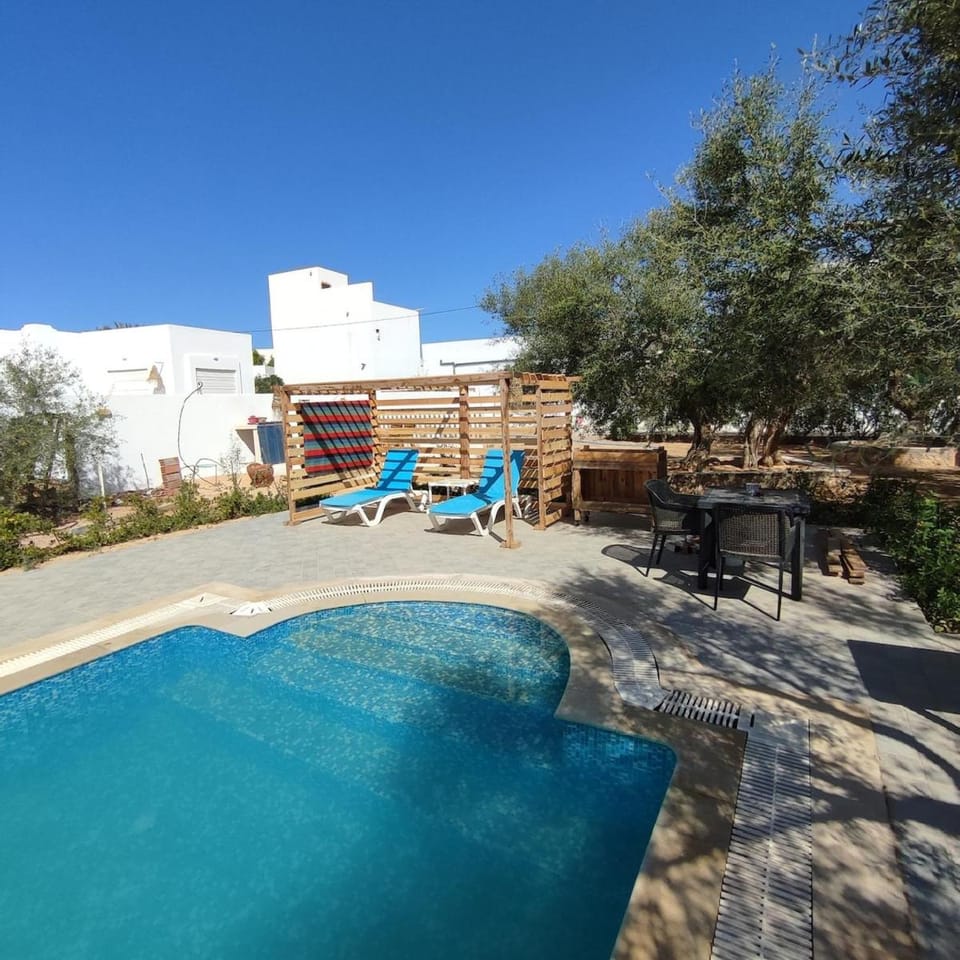 Swimming pool, sunbed