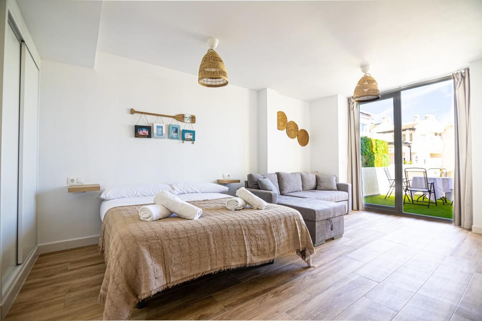 Bed, View (from property/room), Balcony/Terrace, Living room, Photo of the whole room, Seating area, Bedroom, towels