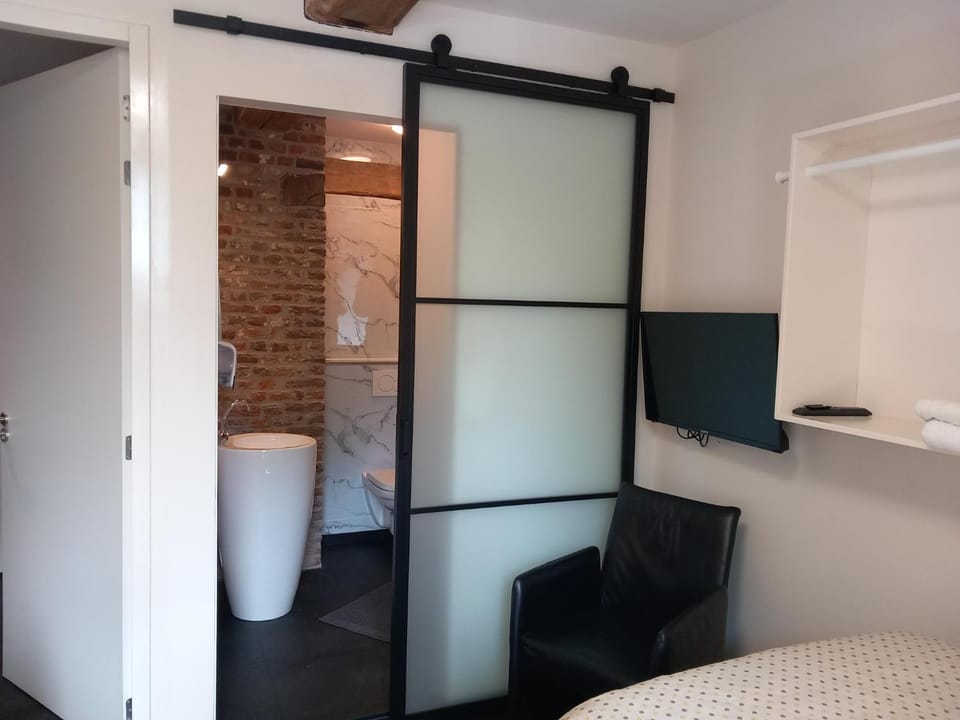 Bathroom, Bedroom, hair dresser