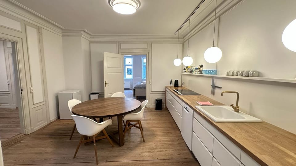 Kitchen or kitchenette, Dining area