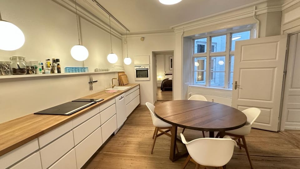 Kitchen or kitchenette, Dining area
