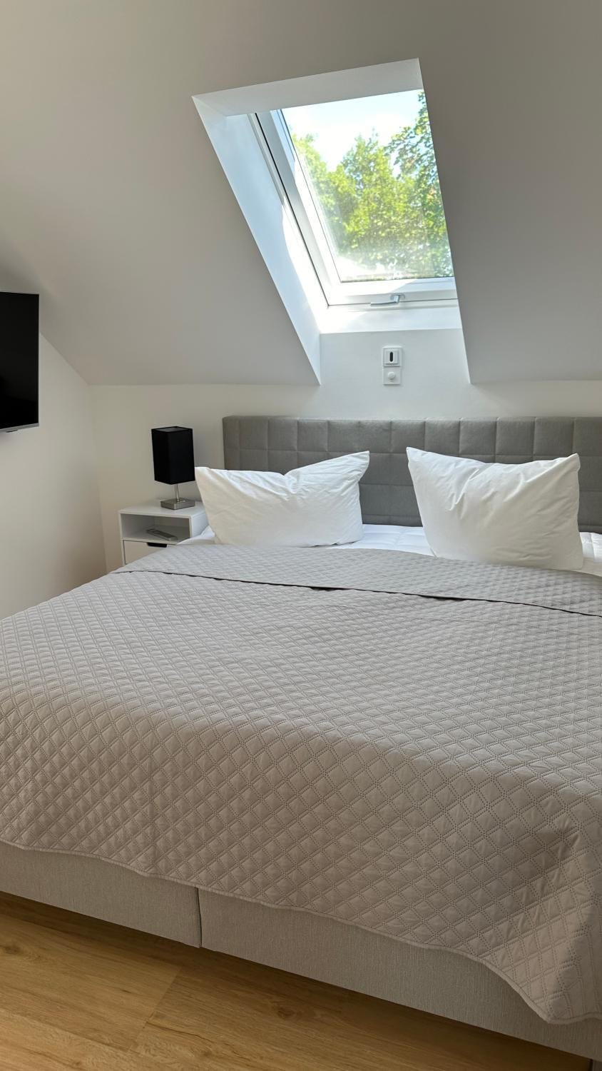 Bed, TV and multimedia, Photo of the whole room, Bedroom