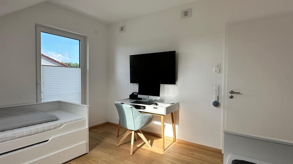 Bed, TV and multimedia, Photo of the whole room, Seating area, Evening entertainment, Bedroom