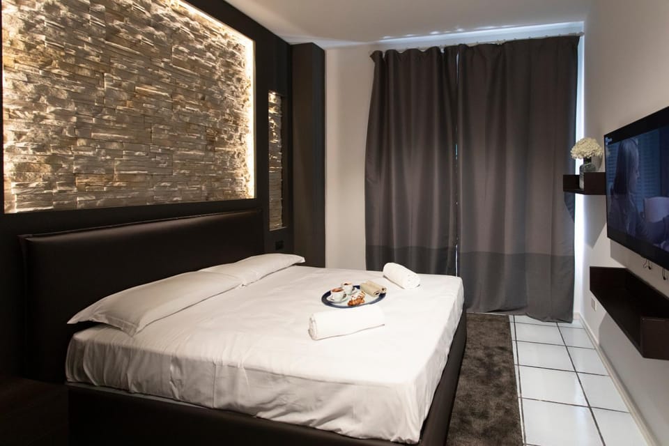 Bed, TV and multimedia, Photo of the whole room, Bedroom, towels