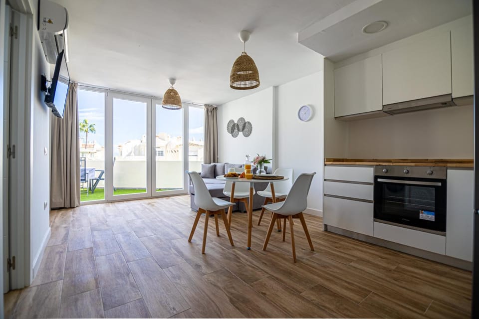 Kitchen or kitchenette, Living room, Seating area, Dining area, minibar, oven, pet friendly, stove