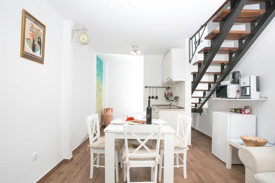 TV and multimedia, Coffee/tea facilities, Living room, Seating area, Dining area