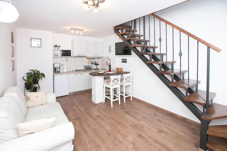 TV and multimedia, Coffee/tea facilities, Kitchen or kitchenette, Living room, Seating area, Dining area