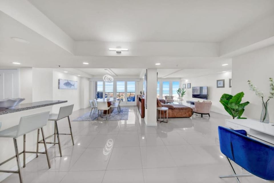 Kitchen or kitchenette, Living room, Dining area