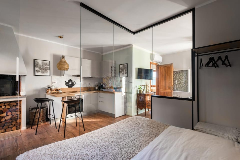 Bed, TV and multimedia, Kitchen or kitchenette, Dining area, oven