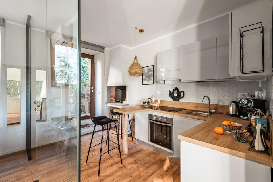 Coffee/tea facilities, Kitchen or kitchenette, oven, stove
