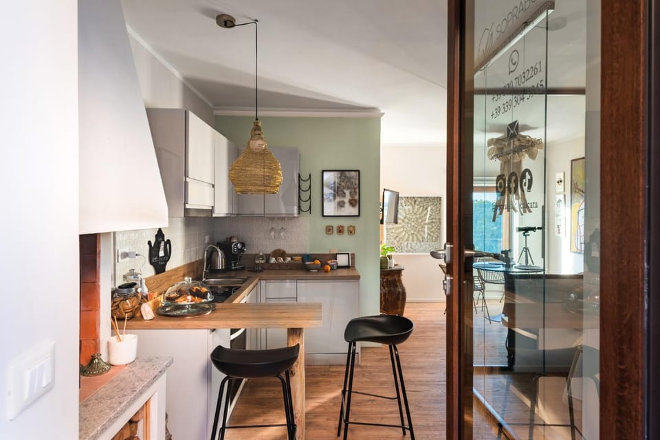 Kitchen or kitchenette, Dining area, fireplace