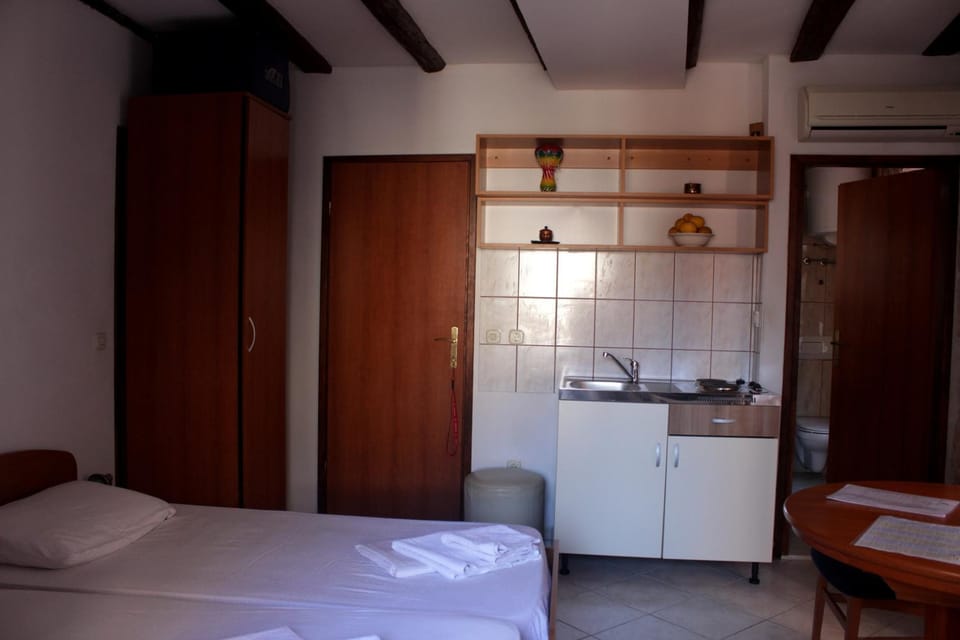 Bed, Kitchen or kitchenette