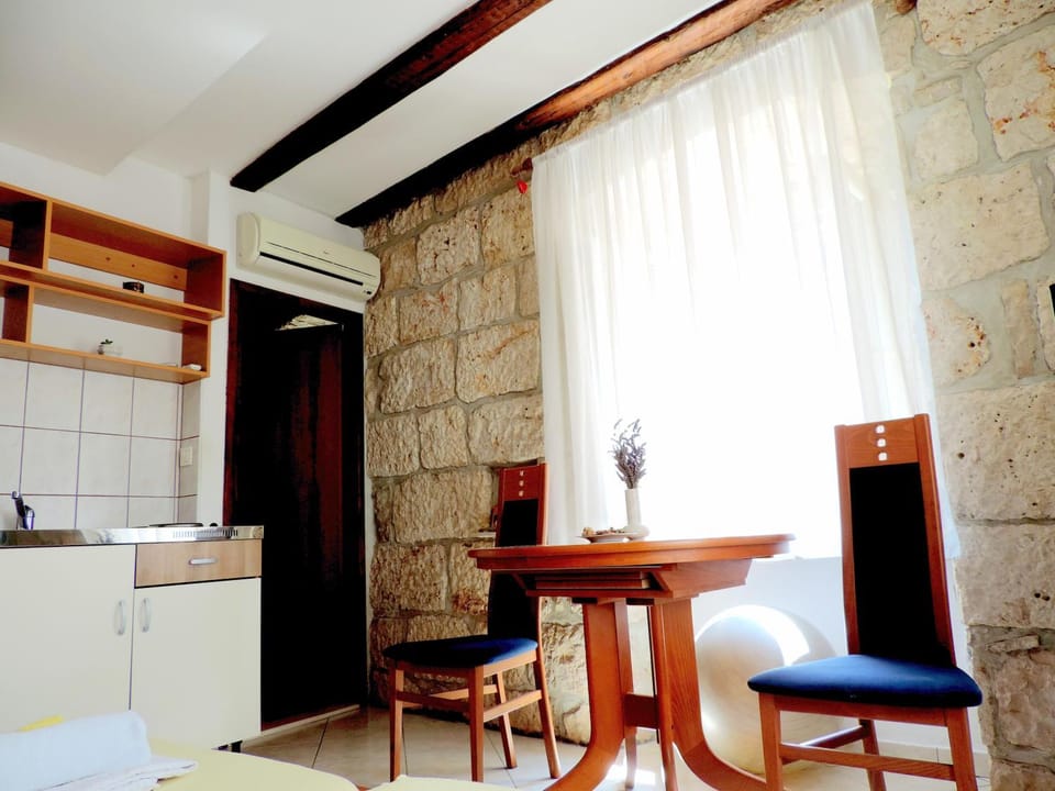 Kitchen or kitchenette, On site