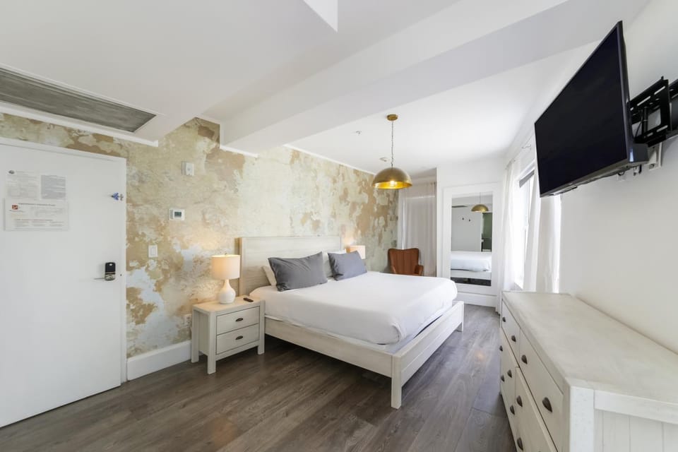 Bed, TV and multimedia, Seating area, Bedroom, wardrobe, air conditioner