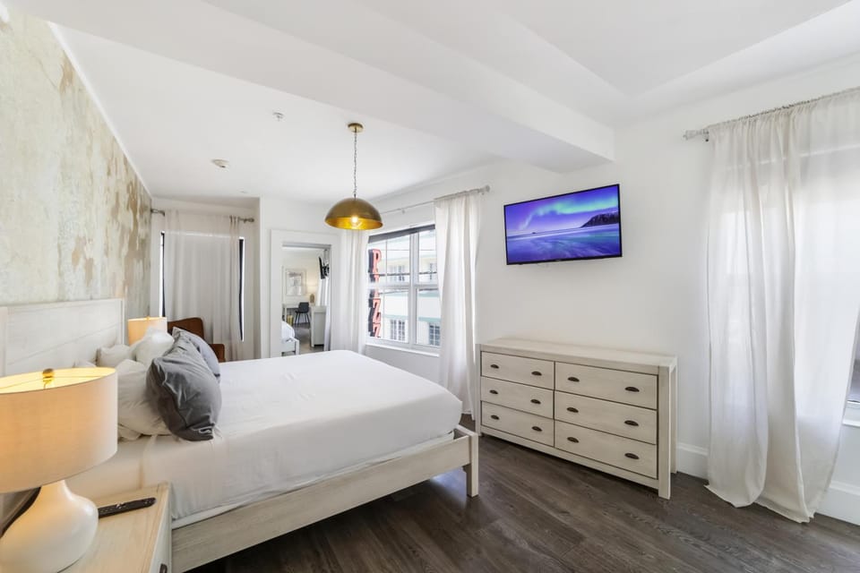 Bed, TV and multimedia, Photo of the whole room, Bedroom, wardrobe