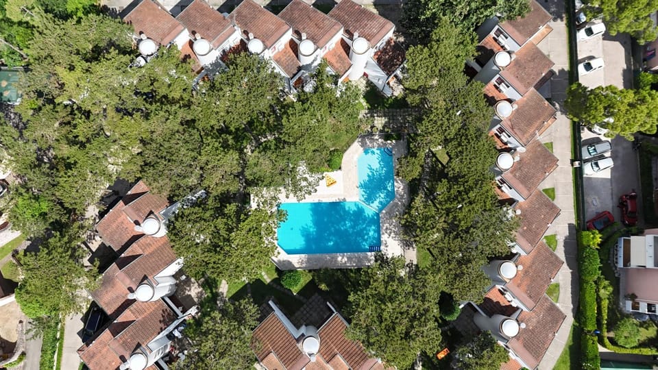 Property building, Neighbourhood, Natural landscape, Bird's eye view, Pool view, Swimming pool