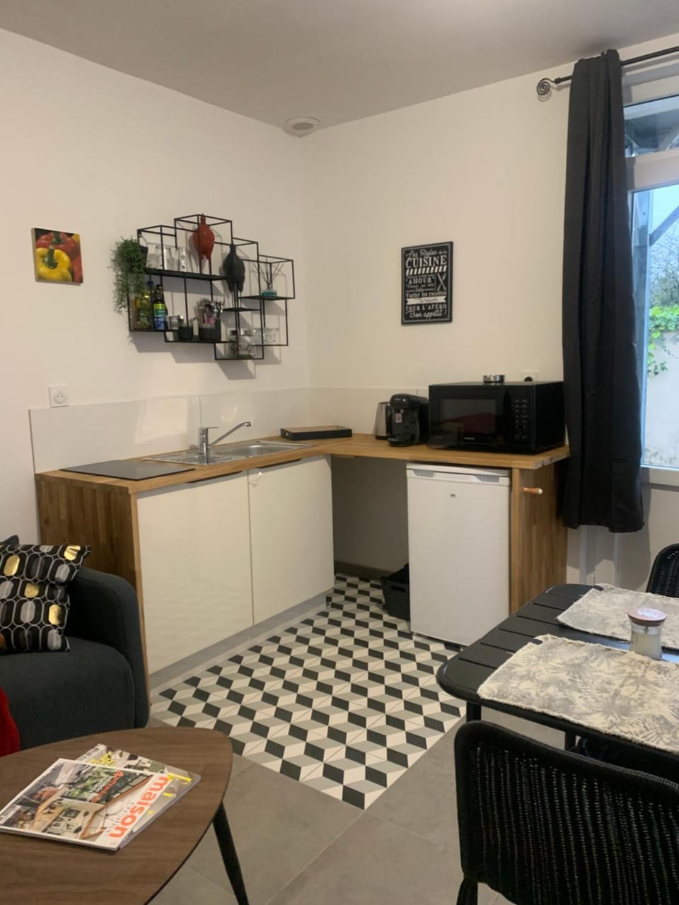 Kitchen or kitchenette, minibar