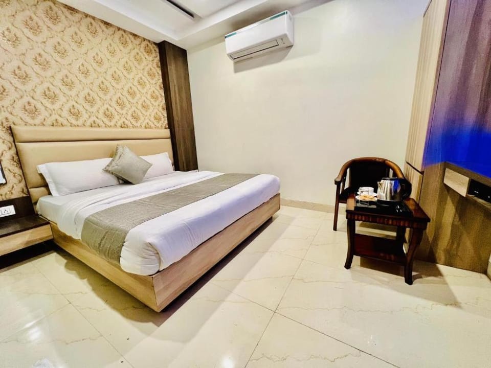 Living room, Photo of the whole room, Seating area, Bedroom, air conditioner