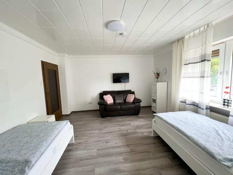 Bed, TV and multimedia, Photo of the whole room, Seating area, Bedroom