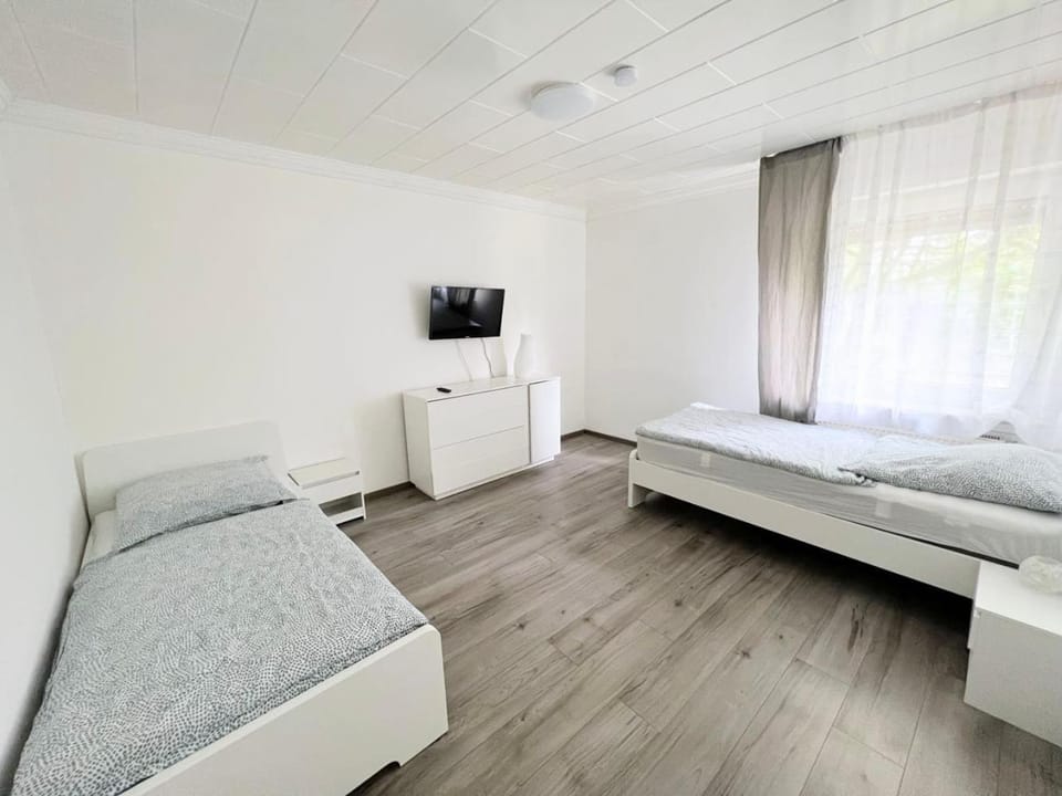 Bed, TV and multimedia, Photo of the whole room, Evening entertainment, Bedroom