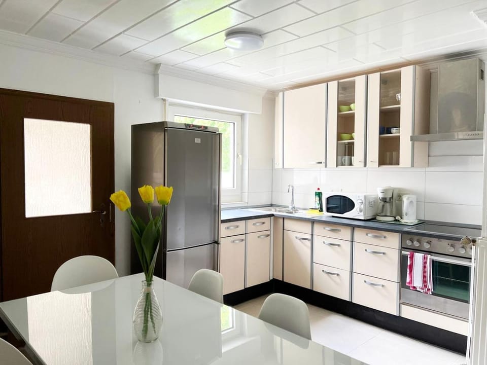 Kitchen or kitchenette, Dining area, minibar, pet friendly, stove