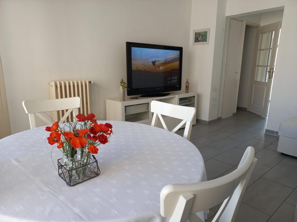 TV and multimedia, Living room, Dining area