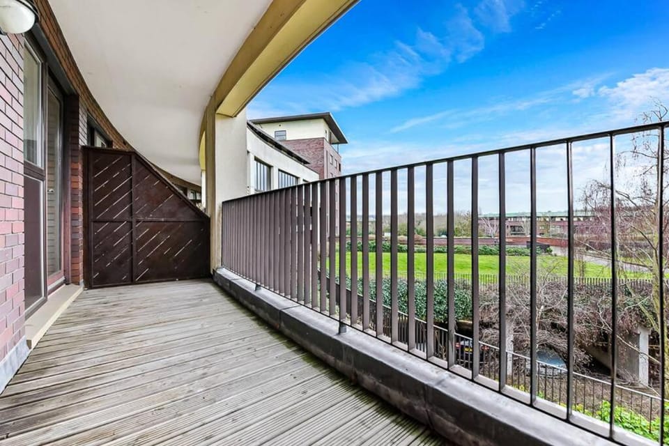 City Retreat with Free Parking and Walking distance from City Centre Apartment in Milton Keynes