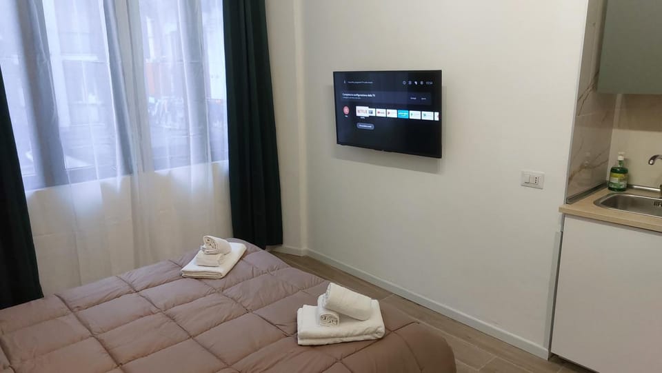 Bed, TV and multimedia, Bedroom