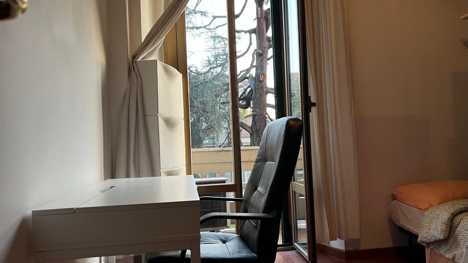 Seating area, Bedroom, locker, towels