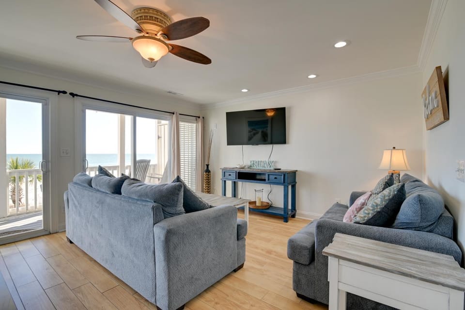 Beachfront Murrells Inlet Home - Walk to Pier! House in Garden City